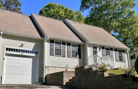 79 Lake Dr, Pocasset, MA 02559