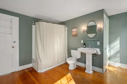Bath - 339 Boston Rd, Sutton, MA 01590 photo 2 of 3