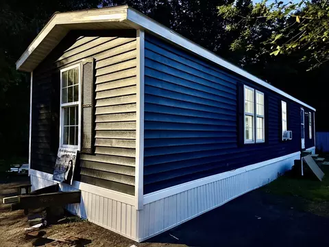 28 Finch Dr, Chicopee, MA 01020