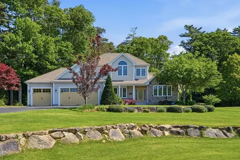6 Bogside Dr, Plymouth, MA 02360