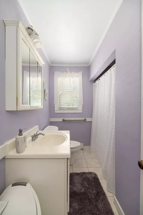 Bath - 18 Traverse St, Gloucester, MA 01930 photo 1 of 3