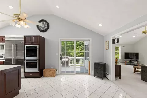 Entry Way - 4 Pentucket Ln, Danvers, MA 01923 photo 4 of 5