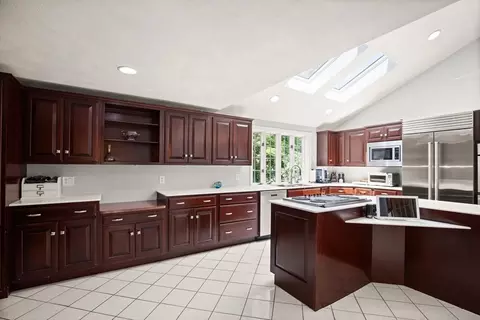 Kitchen - 4 Pentucket Ln, Danvers, MA 01923 photo 4 of 5