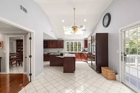 Entry Way - 4 Pentucket Ln, Danvers, MA 01923 photo 2 of 5