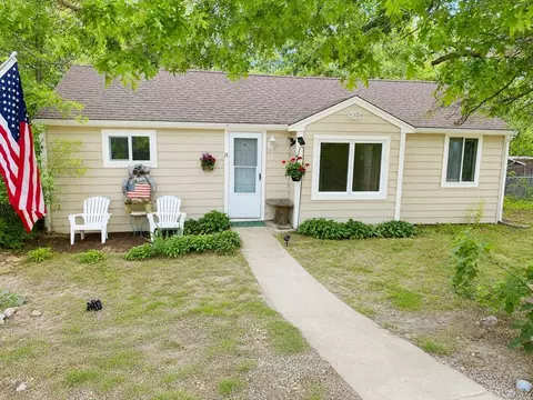 8 Jocelyn Ave, Plymouth, MA 02360