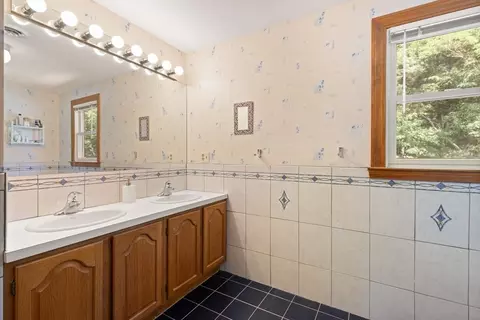 Bath - 80 Hampton Rd, Sharon, MA 02067 photo 2 of 4