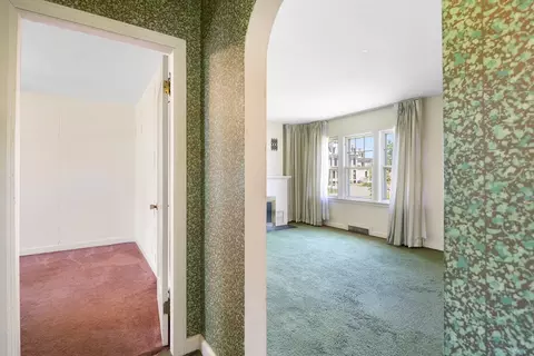 Entry Way - 216 Springfield St, Chicopee, MA 01013 photo 2 of 4