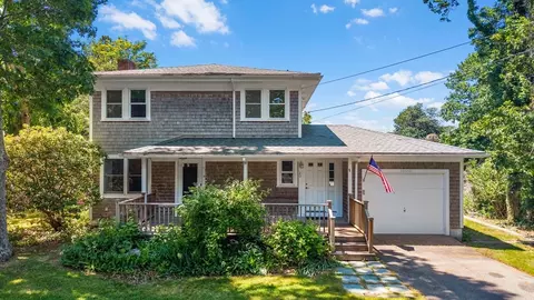 20 Quaker Rd, Falmouth, MA 02540