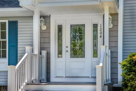 Exterior - 1204 Main St, Reading, MA 01867 photo 2 of 8