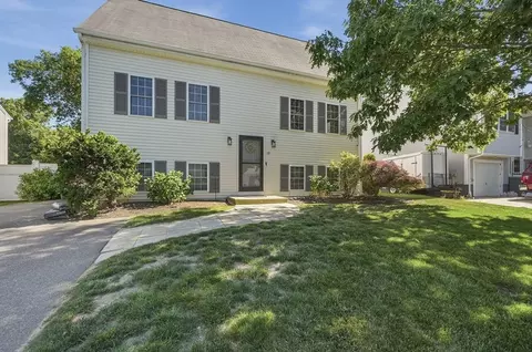 10 Slocum Farm Dr, Dartmouth, MA 02747