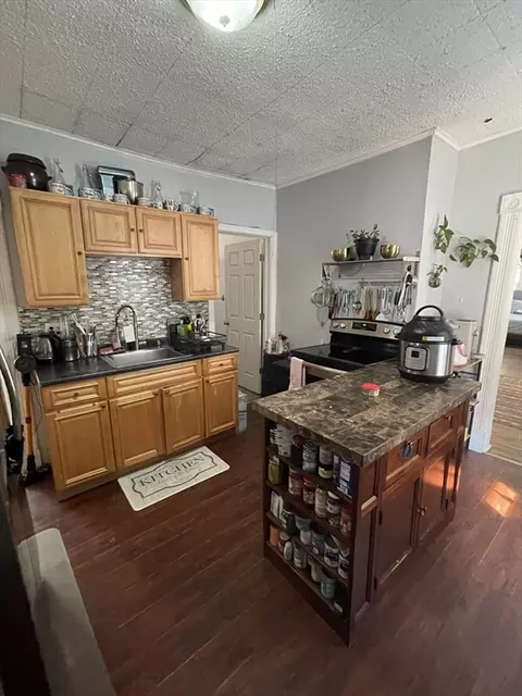 52 Acushnet St, Springfield, MA 01105 photo 4