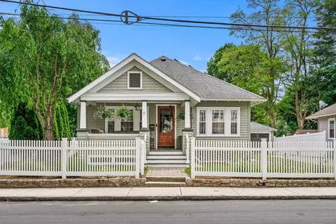 31 Sycamore St, Lowell, MA 01852
