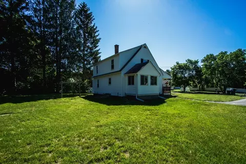 Exterior - 10 Pine St, Baldwinville, MA 01436 photo 3 of 5
