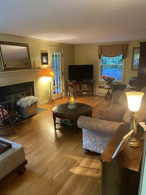 Living - 94 Beeching St, Worcester, MA 01602 photo 1 of 4