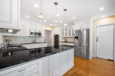 Kitchen - 125 Oxbow Rd, Needham, MA 02492 photo 4 of 5