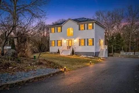 15 Stonewall Ave, Dartmouth, MA 02747