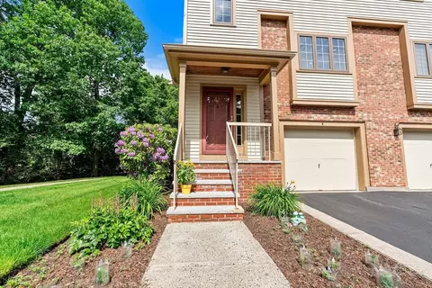 121 Revere St #M, Canton, MA 02021