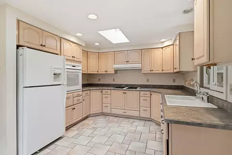 Kitchen - 47 Fenway Dr, Springfield, MA 01119 photo 1 of 3