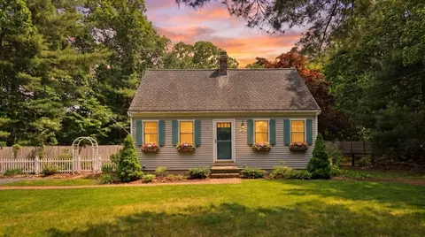 195 Knotty Pine Ln, Centerville, MA 02632
