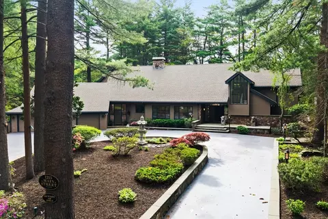 1215 Main St, Lynnfield, MA 01940