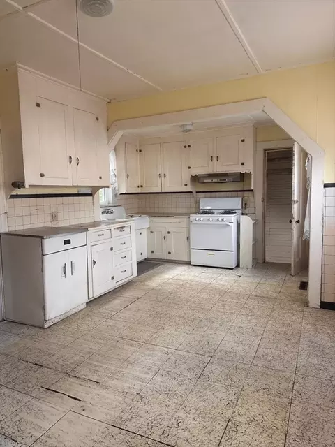 Kitchen - 20 Summit Ave, Mansfield, MA 02048 photo 1 of 3