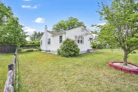 Exterior - 135 Bulat Dr, Springfield, MA 01129 photo 7 of 14