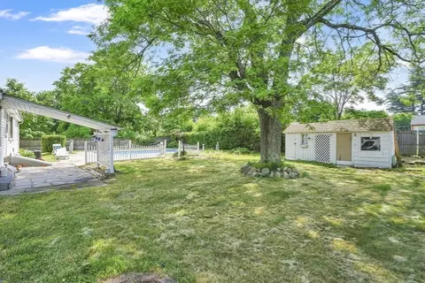 Exterior - 135 Bulat Dr, Springfield, MA 01129 photo 10 of 14