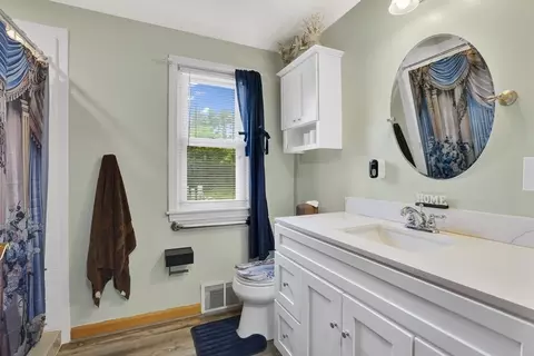 Bath - 135 Bulat Dr, Springfield, MA 01129 photo 1 of 2