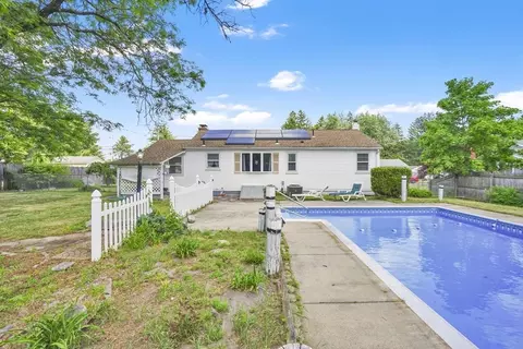 Exterior - 135 Bulat Dr, Springfield, MA 01129 photo 6 of 14