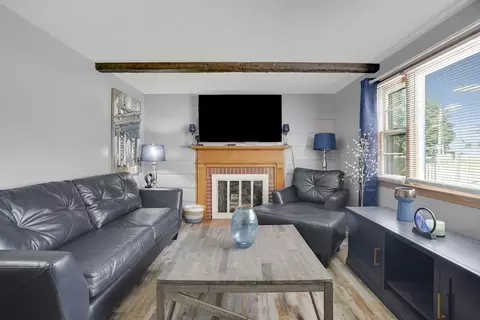 Living - 135 Bulat Dr, Springfield, MA 01129 photo 3 of 3