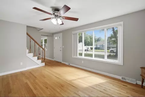 Living - 20 Entrybrook Dr, Springfield, MA 01108 photo 3 of 7