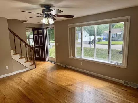 Living - 20 Entrybrook Dr, Springfield, MA 01108 photo 4 of 7