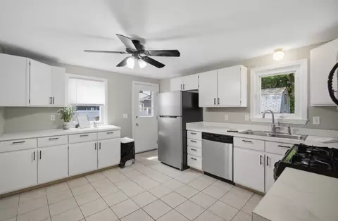 Kitchen - 20 Entrybrook Dr, Springfield, MA 01108 photo 1 of 3