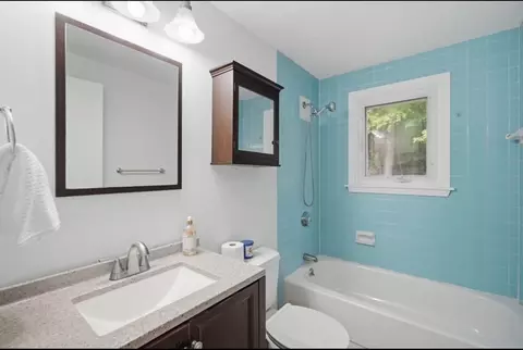 Bath - 20 Entrybrook Dr, Springfield, MA 01108 photo 1 of 4