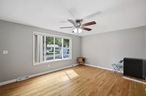 Living - 20 Entrybrook Dr, Springfield, MA 01108 photo 1 of 7