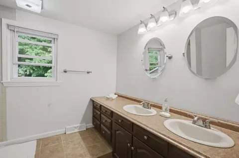 Bath - 20 Entrybrook Dr, Springfield, MA 01108 photo 3 of 4