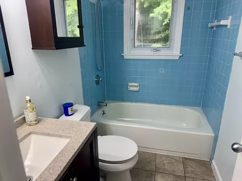 Bath - 20 Entrybrook Dr, Springfield, MA 01108 photo 2 of 4