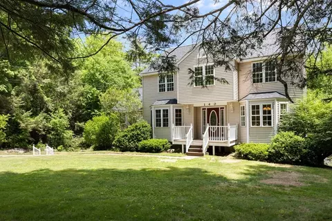 140 Paradise Ln, Sturbridge, MA 01518