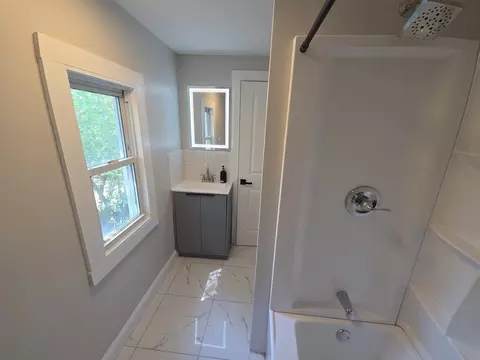 Bath - 49 Corona St, Springfield, MA 01104 photo 2 of 5