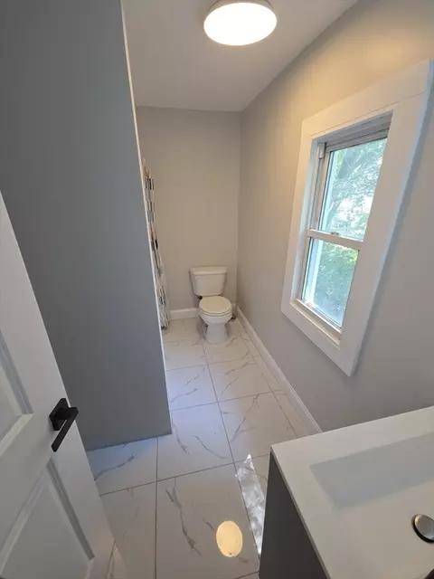 Bath - 49 Corona St, Springfield, MA 01104 photo 3 of 5