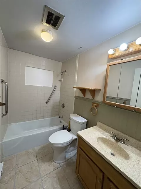 Bath - 40 Partridge Dr, Springfield, MA 01119 photo 1 of 1