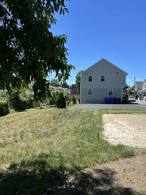 Exterior - 35-37 Pine St Ct, Springfield, MA 01105 photo 4 of 6