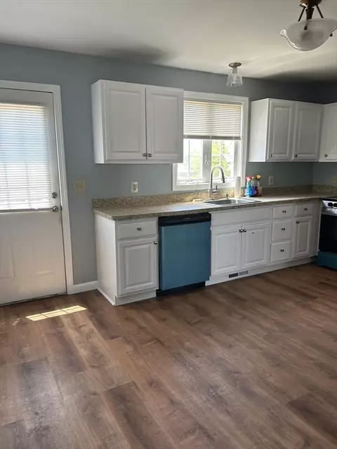Kitchen - 35-37 Pine St Ct, Springfield, MA 01105 photo 4 of 5