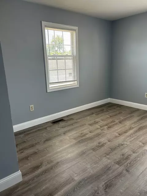 Bedroom - 35-37 Pine St Ct, Springfield, MA 01105 photo 3 of 4