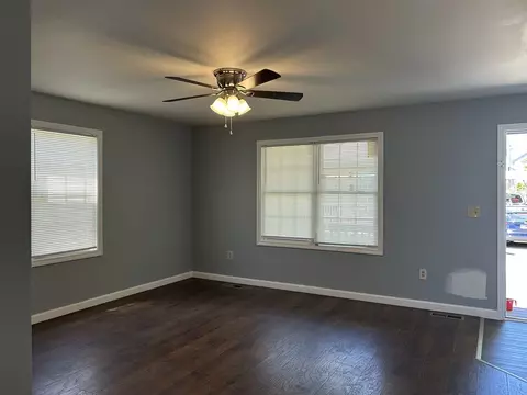 Living - 35-37 Pine St Ct, Springfield, MA 01105 photo 1 of 3