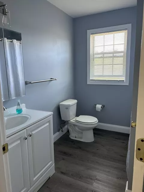 Bath - 35-37 Pine St Ct, Springfield, MA 01105 photo 1 of 3