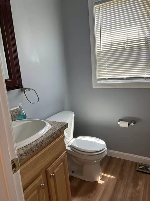 Bath - 35-37 Pine St Ct, Springfield, MA 01105 photo 2 of 3