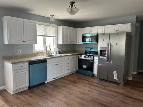 Kitchen - 35-37 Pine St Ct, Springfield, MA 01105 photo 3 of 5