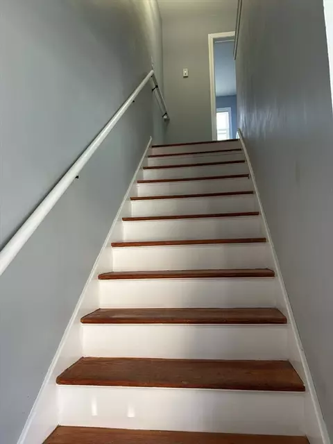 Entry Way - 35-37 Pine St Ct, Springfield, MA 01105 photo 1 of 3