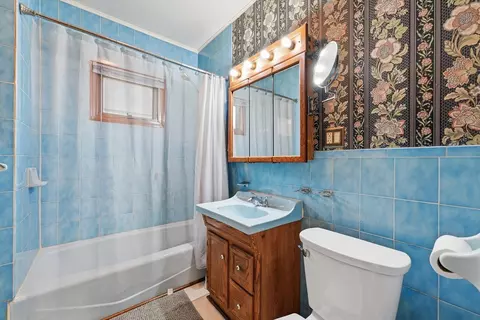 Bath - 136 Maynard St, Springfield, MA 01109 photo 2 of 3